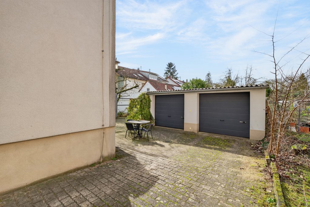 HUST Immobilien GmbH & Co. KG - Immobilienangebot - Karlsruhe / Neureut - Häuser - 4,79 % Rendite: vollvermietetes Mehrfamilienhaus mit 8 Wohnungen und 4 Garagen in Karlsruhe-Neureut