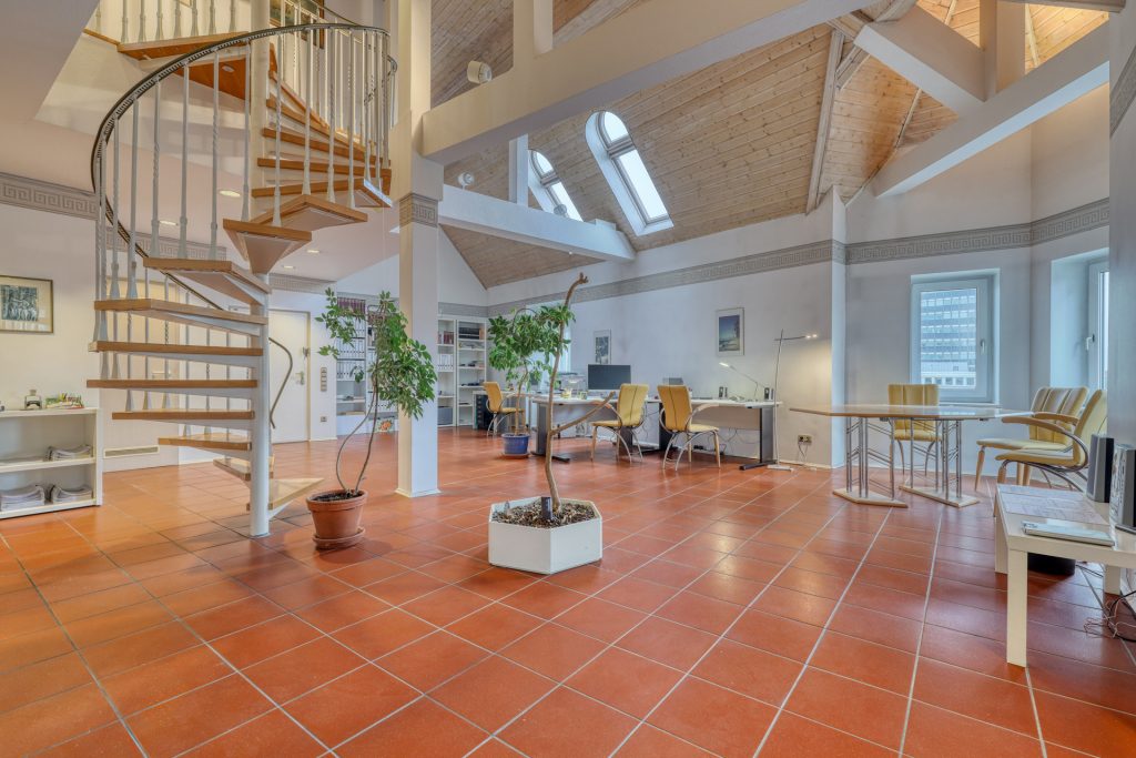 HUST Immobilien GmbH & Co. KG - Immobilienangebot - Karlsruhe / Südweststadt - Wohnungen - Maisonette-Wohnung mit tollem Raumgefühl und Potenzial in der Südweststadt - ab sofort bezugsfähig!