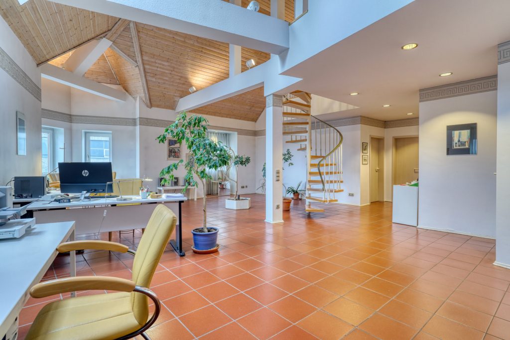 HUST Immobilien GmbH & Co. KG - Immobilienangebot - Karlsruhe / Südweststadt - Wohnungen - Maisonette-Wohnung mit tollem Raumgefühl und Potenzial in der Südweststadt - ab sofort bezugsfähig!