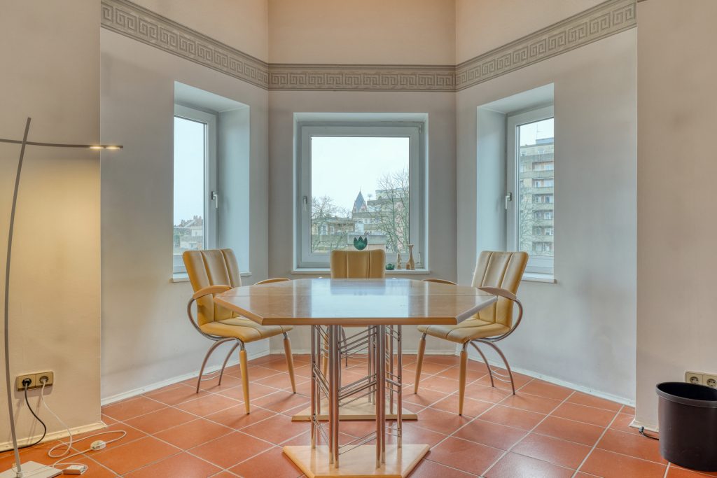 HUST Immobilien GmbH & Co. KG - Immobilienangebot - Karlsruhe / Südweststadt - Wohnungen - Maisonette-Wohnung mit tollem Raumgefühl und Potenzial in der Südweststadt - ab sofort bezugsfähig!