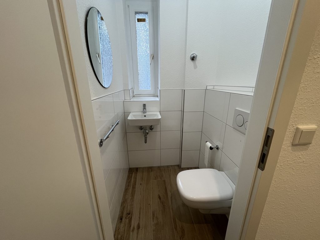 HUST Immobilien GmbH & Co. KG - Immobilienangebot - Karlsruhe - Wohnungen - Ihr neues Zuhause in der Oststadt – sanierte 3-Zimmer-Altbauwohnung mit Loggia