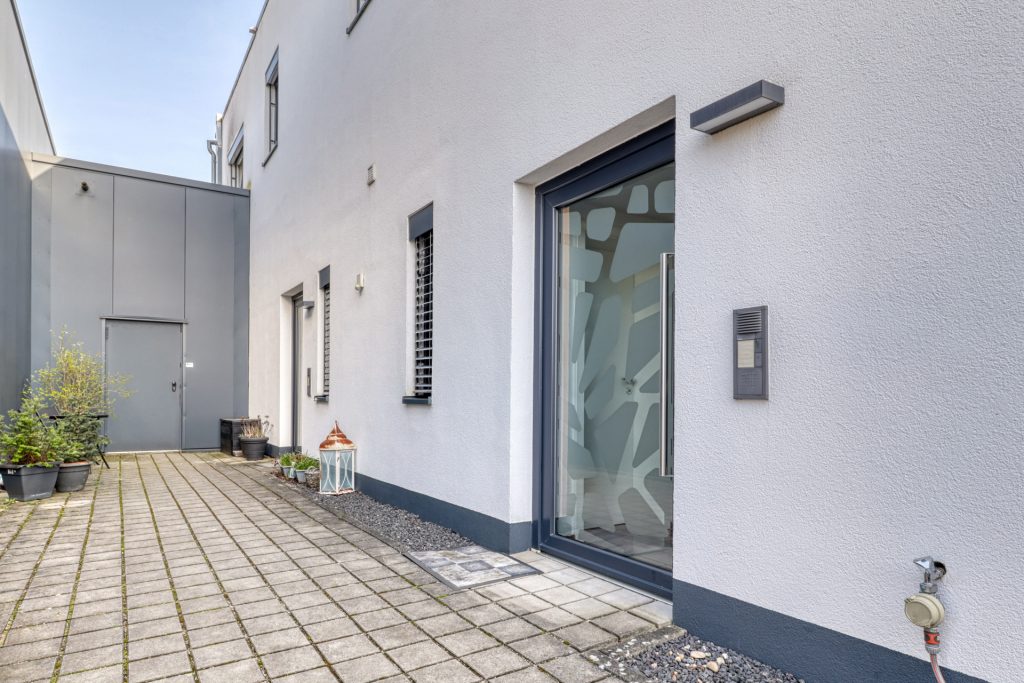 HUST Immobilien GmbH & Co. KG - Immobilienangebot - Karlsruhe - Wohnungen - Penthouse-Feeling in Karlsruhe-Neureut: 4 Zimmer mit Einbauküche und Dachterrasse