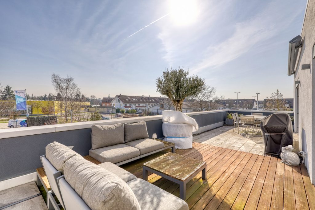 HUST Immobilien GmbH & Co. KG - Immobilienangebot - Karlsruhe - Wohnungen - Penthouse-Feeling in Karlsruhe-Neureut: 4 Zimmer mit Einbauküche und Dachterrasse