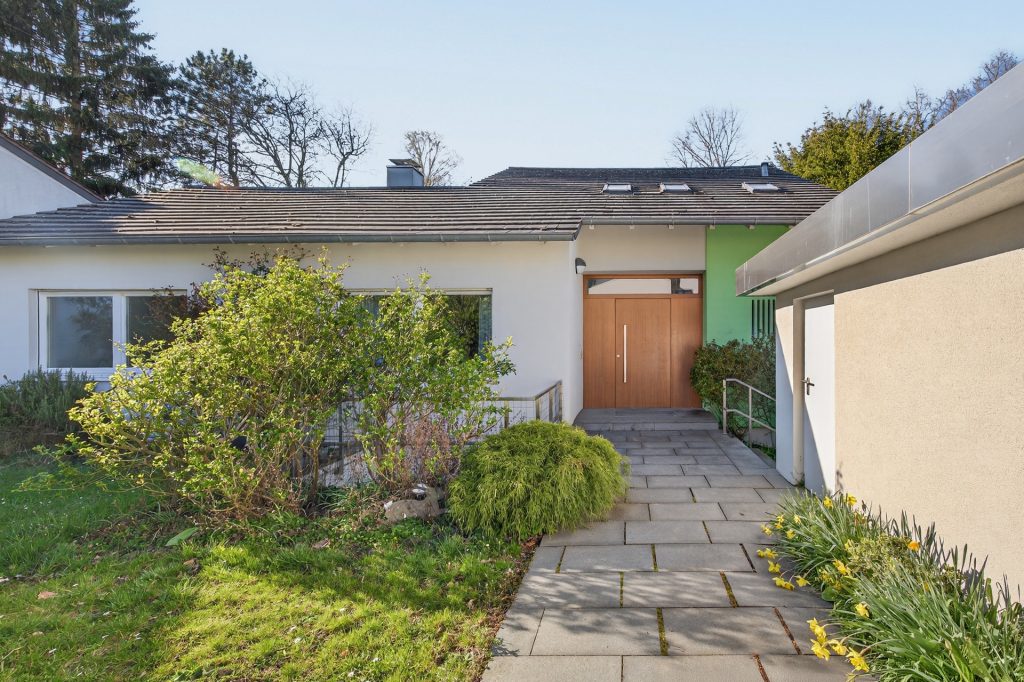 HUST Immobilien GmbH & Co. KG - Immobilienangebot - Karlsruhe / Durlach - Häuser - Einfamilienhaus mit separater, großer Einliegerwohnung im Grünen in Durlach