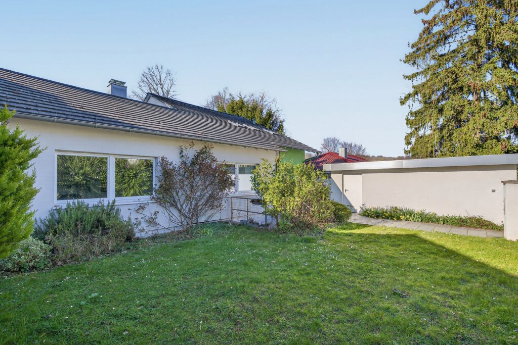 HUST Immobilien GmbH & Co. KG - Immobilienangebot - Karlsruhe / Durlach - Häuser - Einfamilienhaus mit separater, großer Einliegerwohnung im Grünen in Durlach