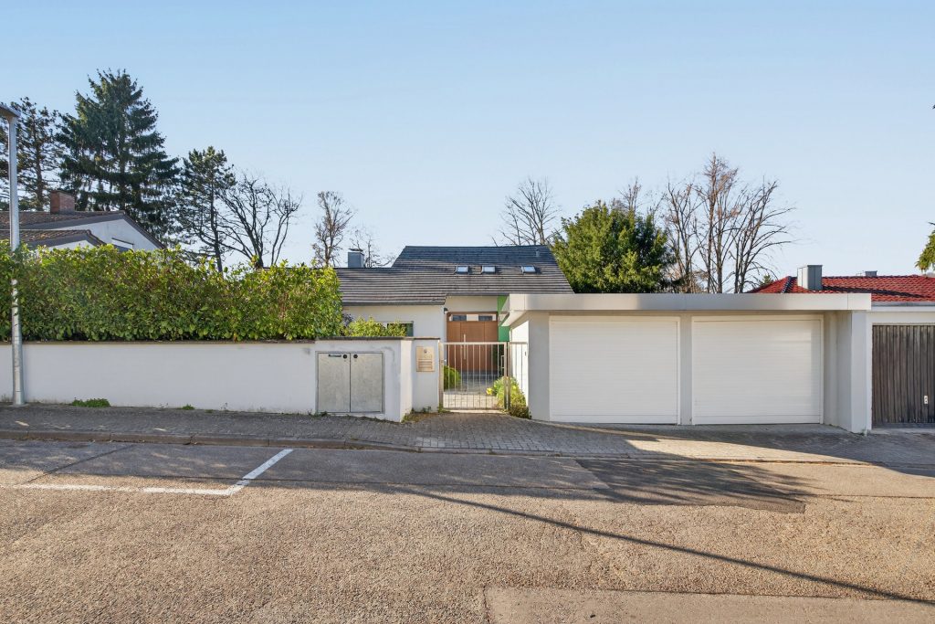 HUST Immobilien GmbH & Co. KG - Immobilienangebot - Karlsruhe / Durlach - Häuser - Einfamilienhaus mit separater, großer Einliegerwohnung im Grünen in Durlach