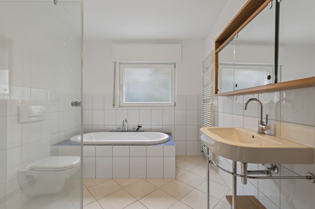 HUST Immobilien GmbH & Co. KG - Immobilienangebot - Karlsruhe / Durlach - Häuser - Einfamilienhaus mit separater, großer Einliegerwohnung im Grünen in Durlach