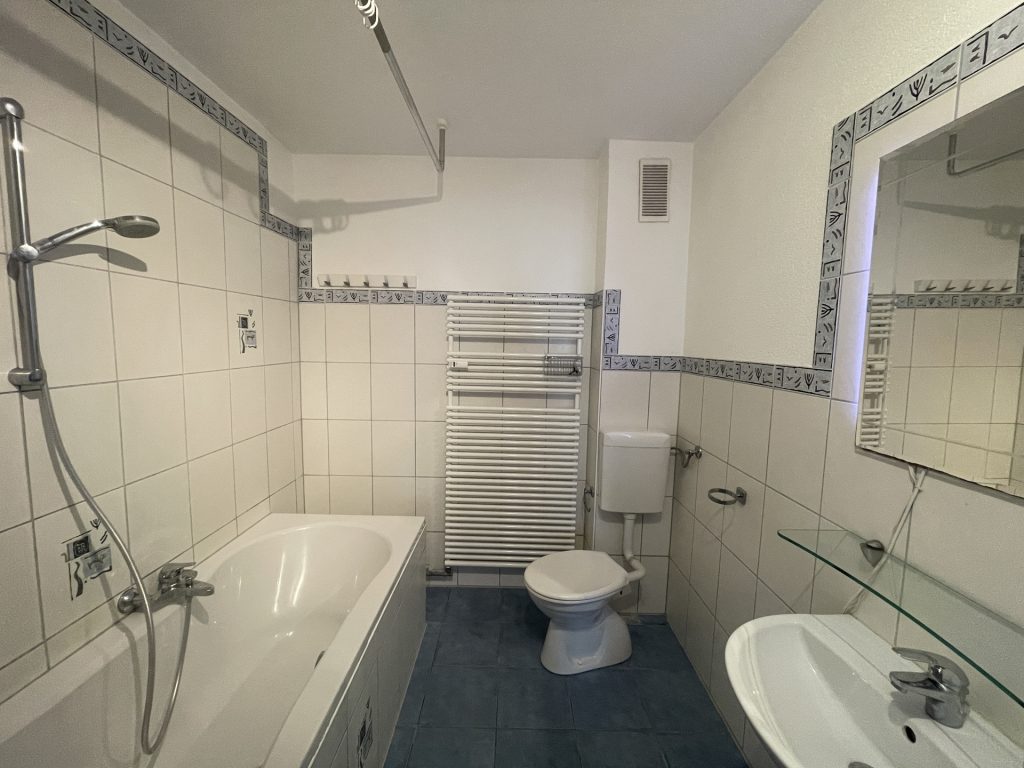 HUST Immobilien GmbH & Co. KG - Immobilienangebot - Karlsruhe - Wohnungen - Wohnen im Grünen: Helle 4-Zimmer-Wohnung mit Balkon und Einbauküche in Karlsruhe-Waldstadt