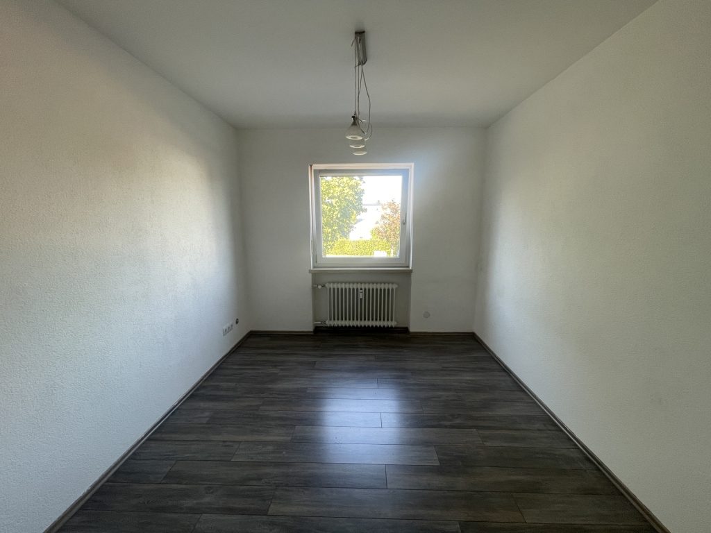 HUST Immobilien GmbH & Co. KG - Immobilienangebot - Karlsruhe - Wohnungen - Wohnen im Grünen: Helle 4-Zimmer-Wohnung mit Balkon und Einbauküche in Karlsruhe-Waldstadt