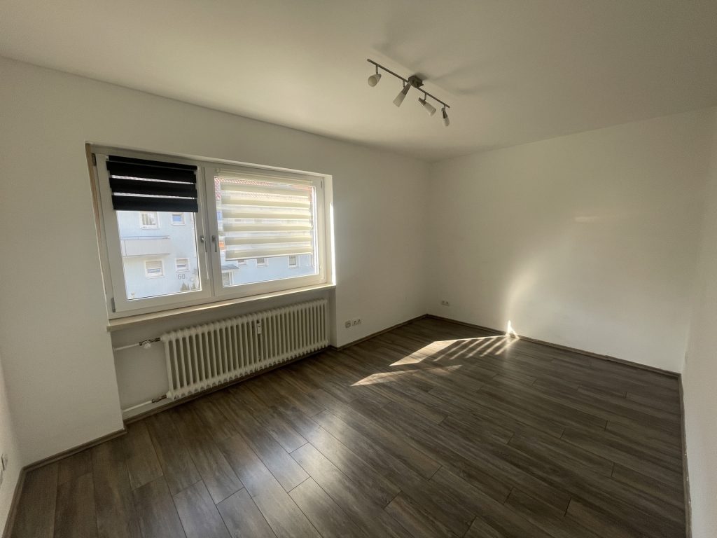 HUST Immobilien GmbH & Co. KG - Immobilienangebot - Karlsruhe - Wohnungen - Wohnen im Grünen: Helle 4-Zimmer-Wohnung mit Balkon und Einbauküche in Karlsruhe-Waldstadt