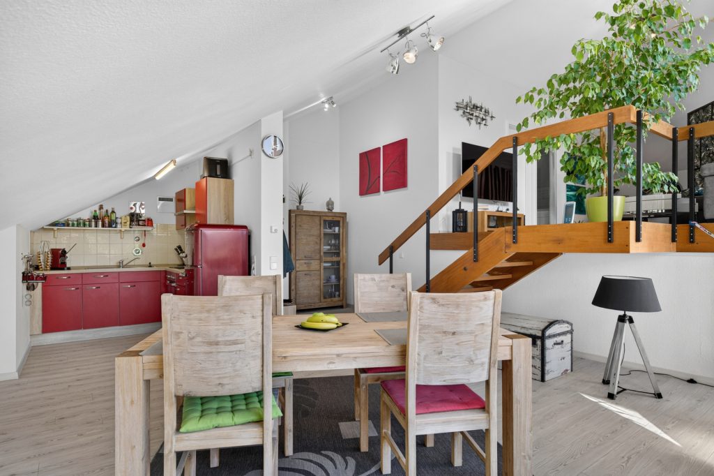 HUST Immobilien GmbH & Co. KG - Immobilienangebot - Karlsruhe / Grötzingen - Wohnungen - Split-Level und toller Weitblick: Dachgeschosswohnung mit zwei Balkonen in Karlsruhe-Grötzingen