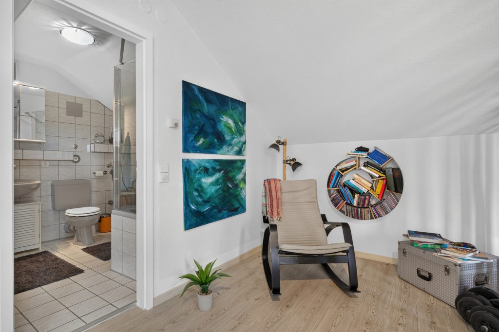 HUST Immobilien GmbH & Co. KG - Immobilienangebot - Karlsruhe / Grötzingen - Wohnungen - Split-Level und toller Weitblick: Dachgeschosswohnung mit zwei Balkonen in Karlsruhe-Grötzingen