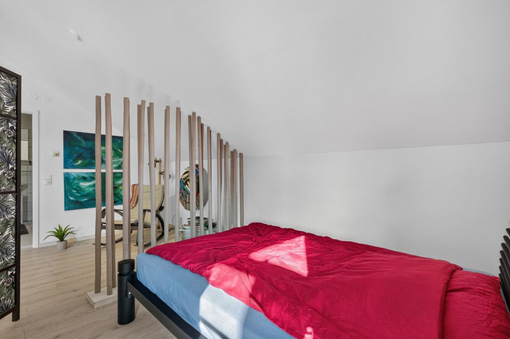 HUST Immobilien GmbH & Co. KG - Immobilienangebot - Karlsruhe / Grötzingen - Wohnungen - Split-Level und toller Weitblick: Dachgeschosswohnung mit zwei Balkonen in Karlsruhe-Grötzingen