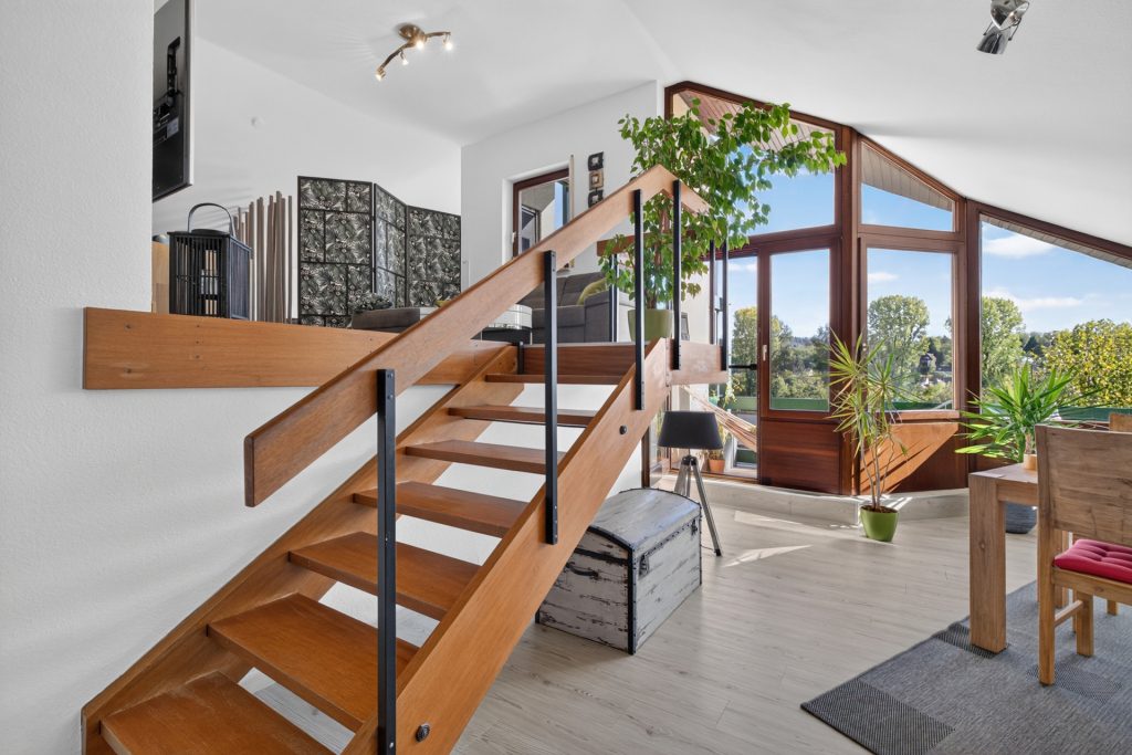 HUST Immobilien GmbH & Co. KG - Immobilienangebot - Karlsruhe / Grötzingen - Wohnungen - Split-Level und toller Weitblick: Dachgeschosswohnung mit zwei Balkonen in Karlsruhe-Grötzingen