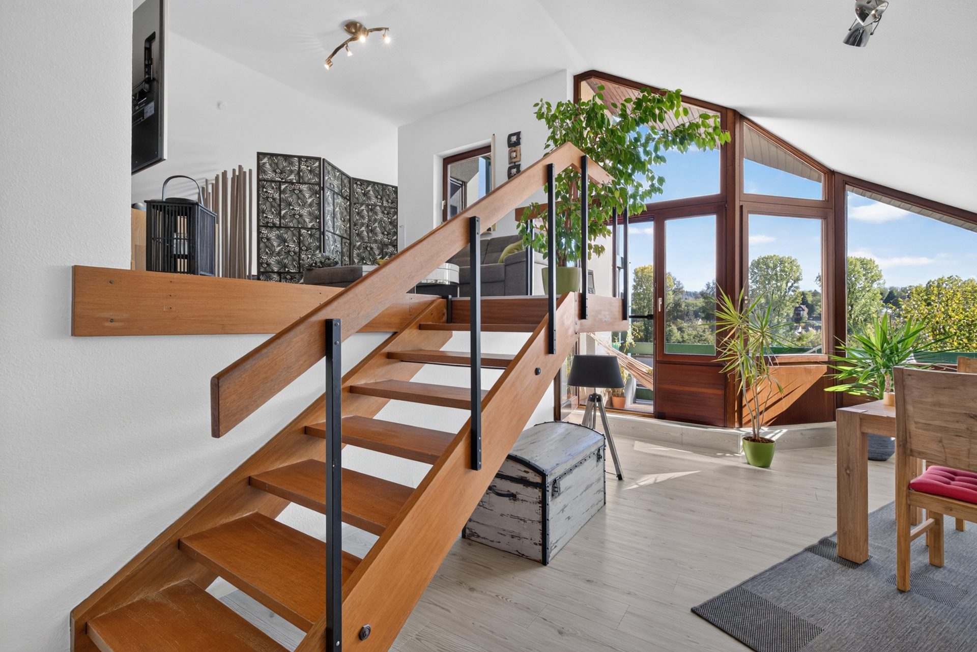 HUST Immobilien GmbH & Co. KG - Immobilienangebot - Karlsruhe / Grötzingen - Wohnungen - Split-Level und toller Weitblick: Dachgeschosswohnung mit zwei Balkonen in Karlsruhe-Grötzingen