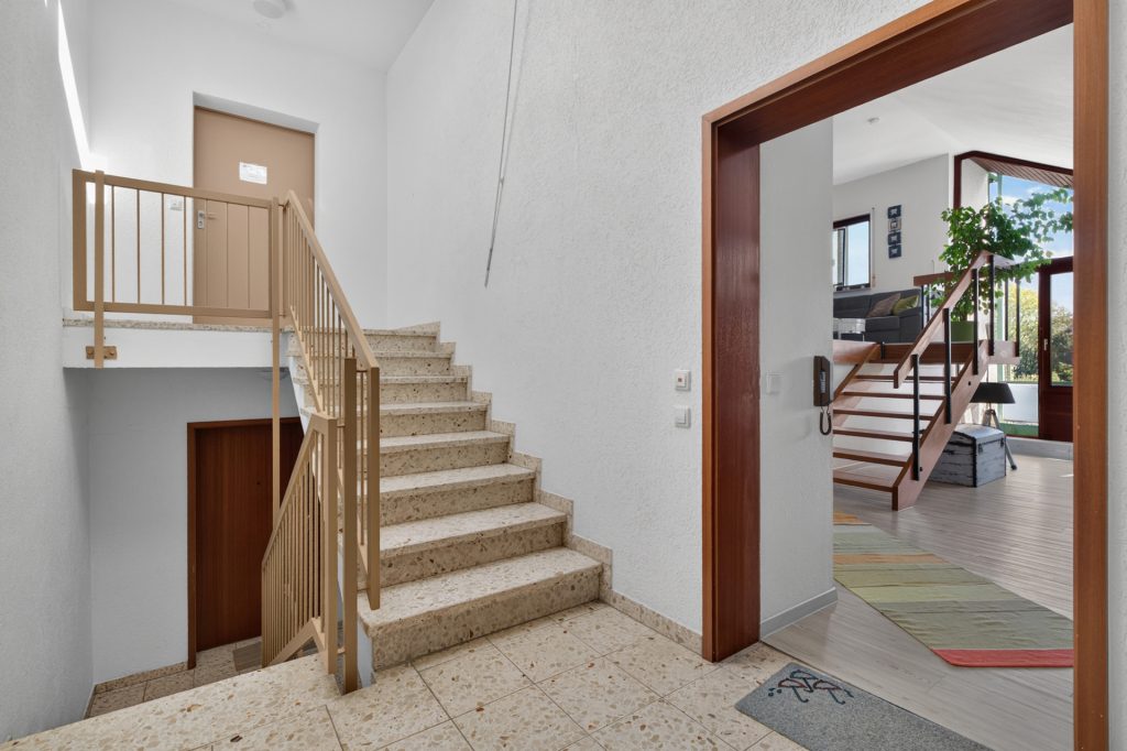HUST Immobilien GmbH & Co. KG - Immobilienangebot - Karlsruhe / Grötzingen - Wohnungen - Split-Level und toller Weitblick: Dachgeschosswohnung mit zwei Balkonen in Karlsruhe-Grötzingen