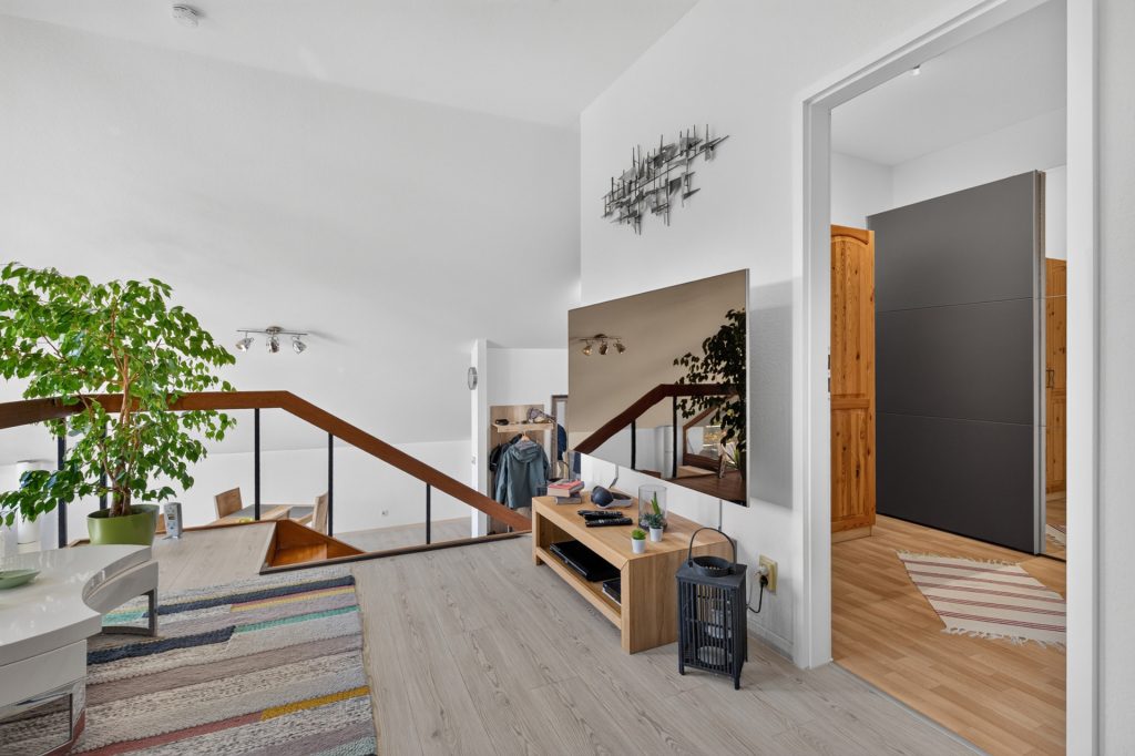 HUST Immobilien GmbH & Co. KG - Immobilienangebot - Karlsruhe / Grötzingen - Wohnungen - Split-Level und toller Weitblick: Dachgeschosswohnung mit zwei Balkonen in Karlsruhe-Grötzingen