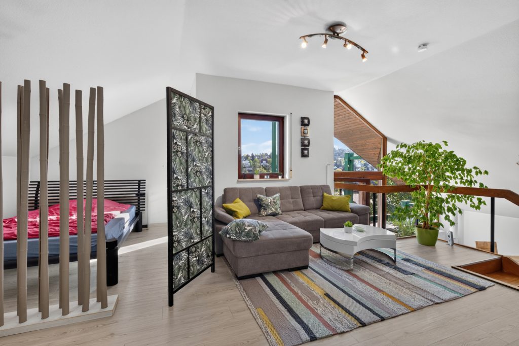 HUST Immobilien GmbH & Co. KG - Immobilienangebot - Karlsruhe / Grötzingen - Wohnungen - Split-Level und toller Weitblick: Dachgeschosswohnung mit zwei Balkonen in Karlsruhe-Grötzingen