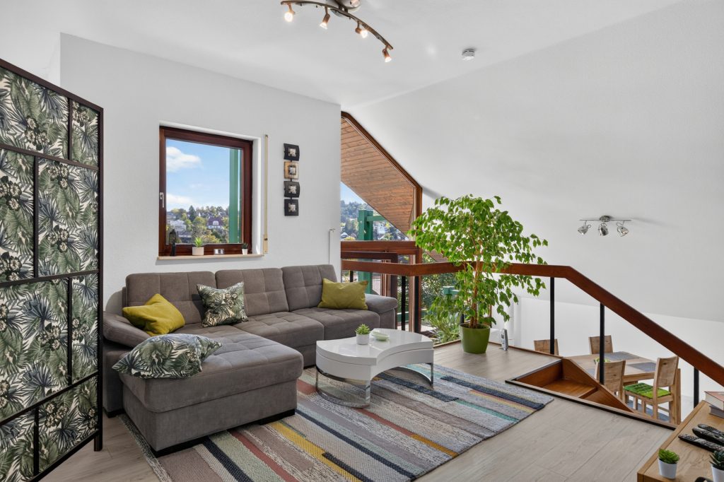 HUST Immobilien GmbH & Co. KG - Immobilienangebot - Karlsruhe / Grötzingen - Wohnungen - Split-Level und toller Weitblick: Dachgeschosswohnung mit zwei Balkonen in Karlsruhe-Grötzingen