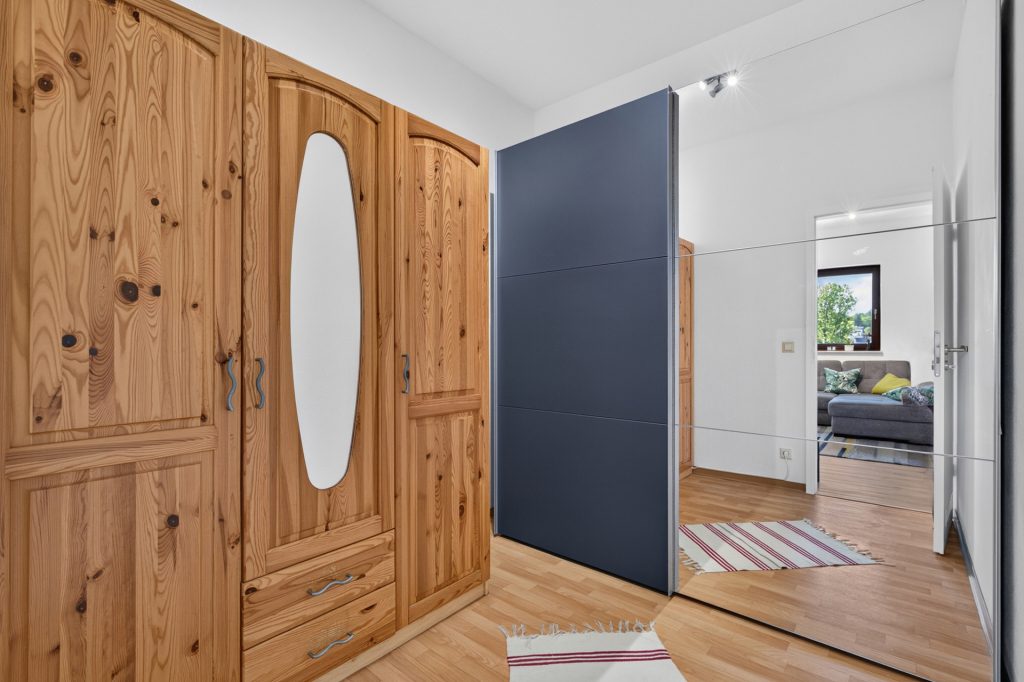 HUST Immobilien GmbH & Co. KG - Immobilienangebot - Karlsruhe / Grötzingen - Wohnungen - Split-Level und toller Weitblick: Dachgeschosswohnung mit zwei Balkonen in Karlsruhe-Grötzingen
