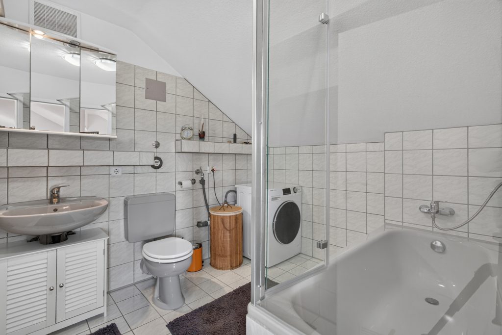 HUST Immobilien GmbH & Co. KG - Immobilienangebot - Karlsruhe / Grötzingen - Wohnungen - Split-Level und toller Weitblick: Dachgeschosswohnung mit zwei Balkonen in Karlsruhe-Grötzingen