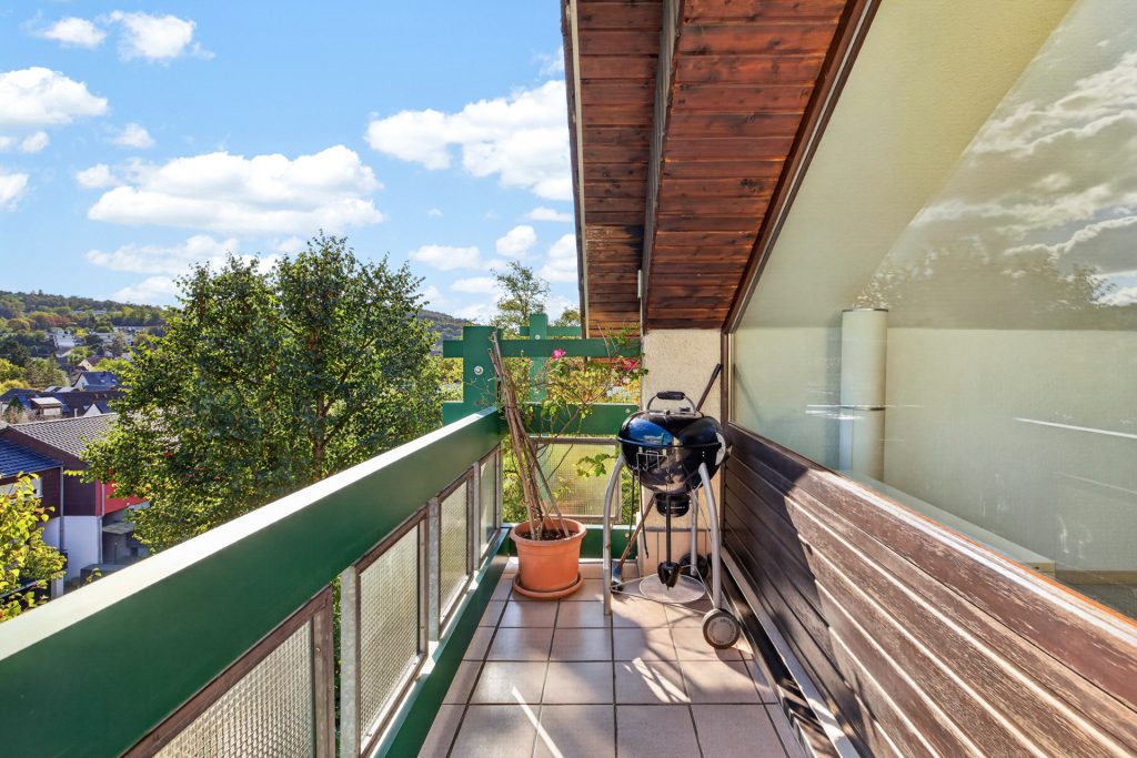 HUST Immobilien GmbH & Co. KG - Immobilienangebot - Karlsruhe / Grötzingen - Wohnungen - Split-Level und toller Weitblick: Dachgeschosswohnung mit zwei Balkonen in Karlsruhe-Grötzingen