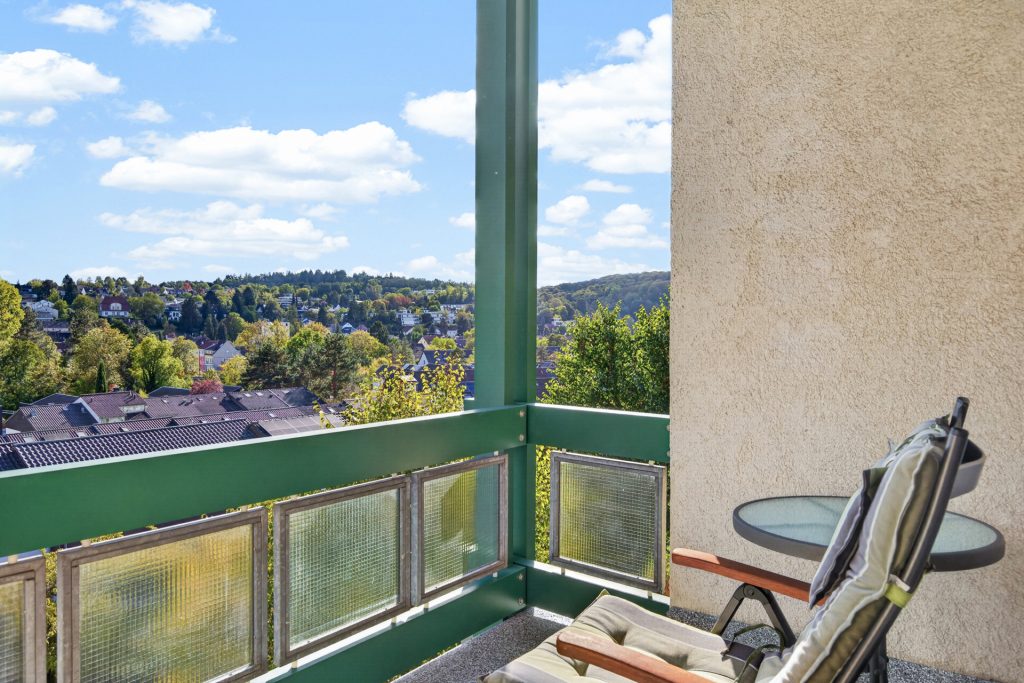 HUST Immobilien GmbH & Co. KG - Immobilienangebot - Karlsruhe / Grötzingen - Wohnungen - Split-Level und toller Weitblick: Dachgeschosswohnung mit zwei Balkonen in Karlsruhe-Grötzingen