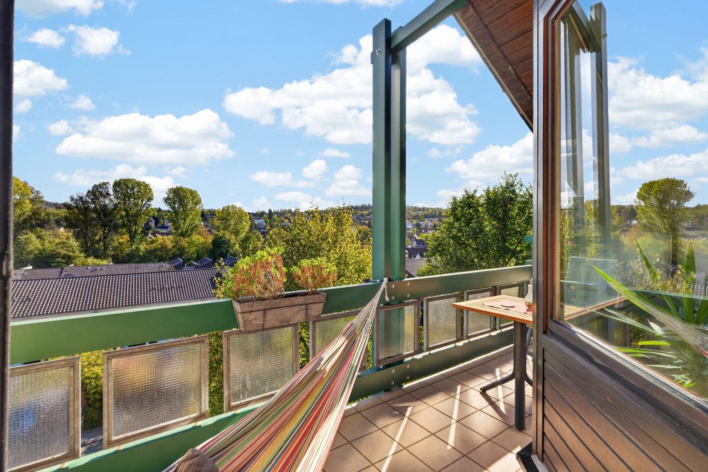 HUST Immobilien GmbH & Co. KG - Immobilienangebot - Karlsruhe / Grötzingen - Wohnungen - Split-Level und toller Weitblick: Dachgeschosswohnung mit zwei Balkonen in Karlsruhe-Grötzingen