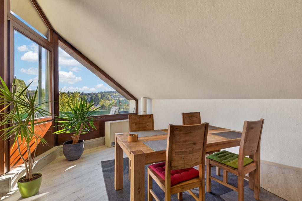 HUST Immobilien GmbH & Co. KG - Immobilienangebot - Karlsruhe / Grötzingen - Wohnungen - Split-Level und toller Weitblick: Dachgeschosswohnung mit zwei Balkonen in Karlsruhe-Grötzingen