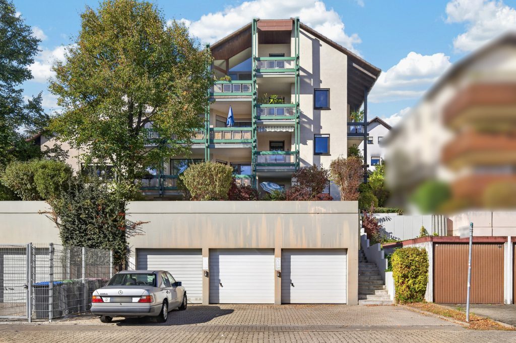 HUST Immobilien GmbH & Co. KG - Immobilienangebot - Karlsruhe / Grötzingen - Wohnungen - Split-Level und toller Weitblick: Dachgeschosswohnung mit zwei Balkonen in Karlsruhe-Grötzingen