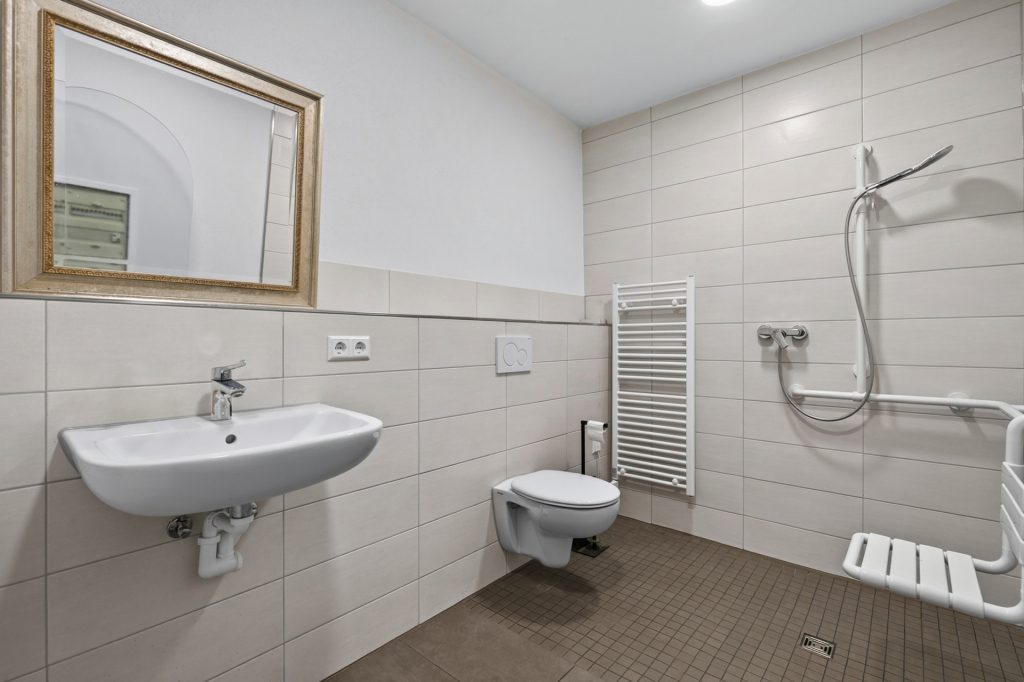 HUST Immobilien GmbH & Co. KG - Immobilienangebot - Karlsruhe / Durlach - Häuser - Platz für die Familie, Miete für die Finanzierung: Zweifamilienhaus in Durlach