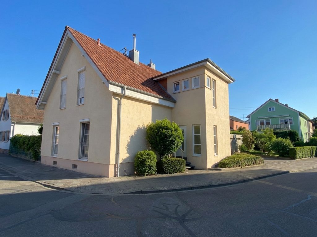 HUST Immobilien GmbH & Co. KG - Immobilienangebot - Karlsruhe / Daxlanden - Häuser - Gepflegtes 3 Parteienhaus mit tollem Grundstück in Daxlanden! Ideal Kapitalanleger und Eigennutzer!