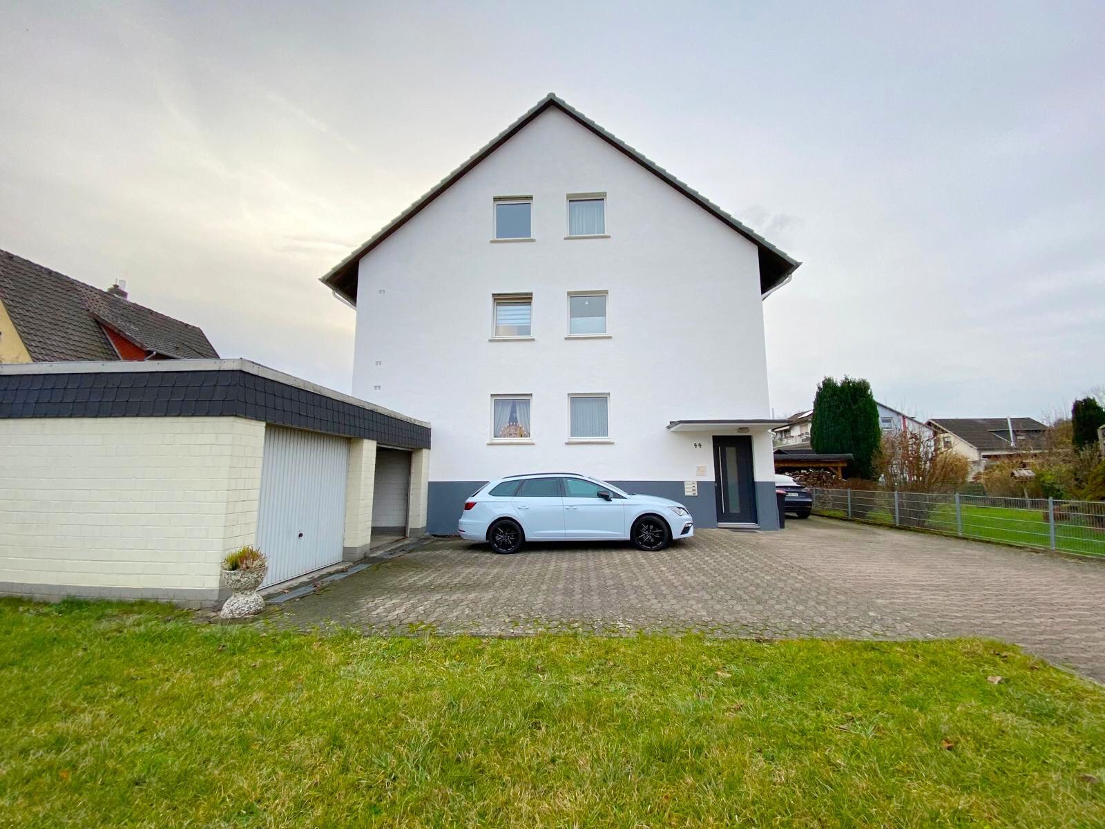 Immobilienangebot - Bad Pyrmont - Alle - Lukrativ und äußerst gepflegt - Mehrfamilienhaus mit drei Wohneinheiten und drei Garagen!