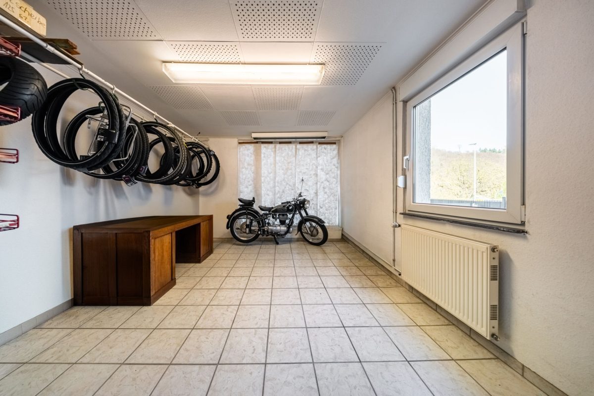 Immobilienangebot - Bad Pyrmont - Alle - Werkhalle, Garagen, Wohnraum: Ein Objekt für echte Macher