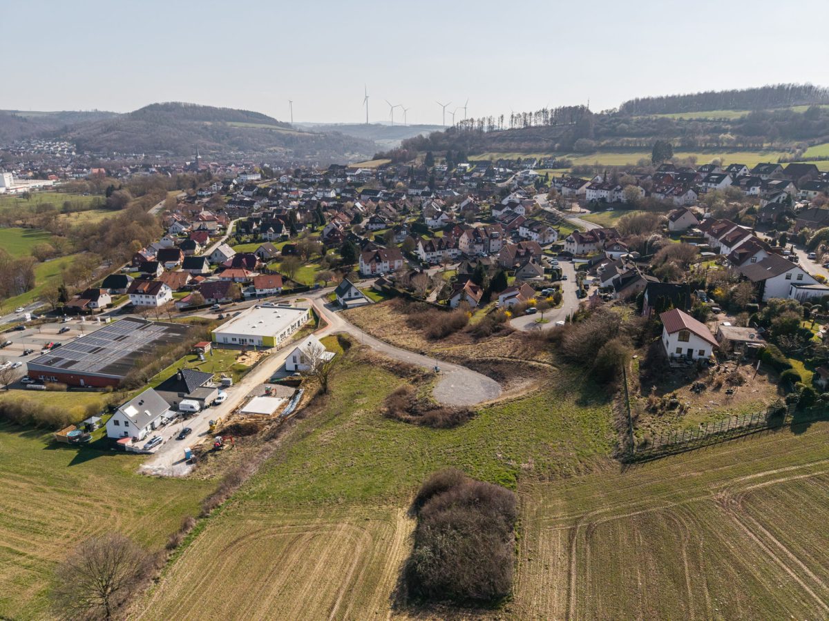 Immobilienangebot - Lügde - Grundstücke - Baugrundstück in ruhiger Sackgassenlage mit Panorama ins Weserbergland!