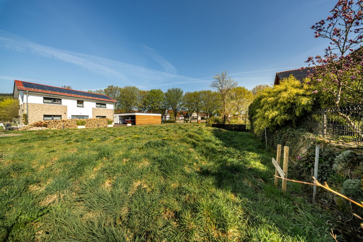 Immobilienangebot - Lügde - Grundstücke - Großzügiges Grundstück mit flexiblen Bebauungsmöglichkeiten in gewachsener Umgebung