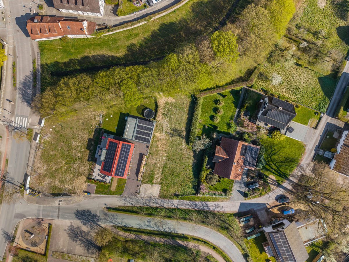 Immobilienangebot - Lügde - Grundstücke - Großzügiges Grundstück mit flexiblen Bebauungsmöglichkeiten in gewachsener Umgebung