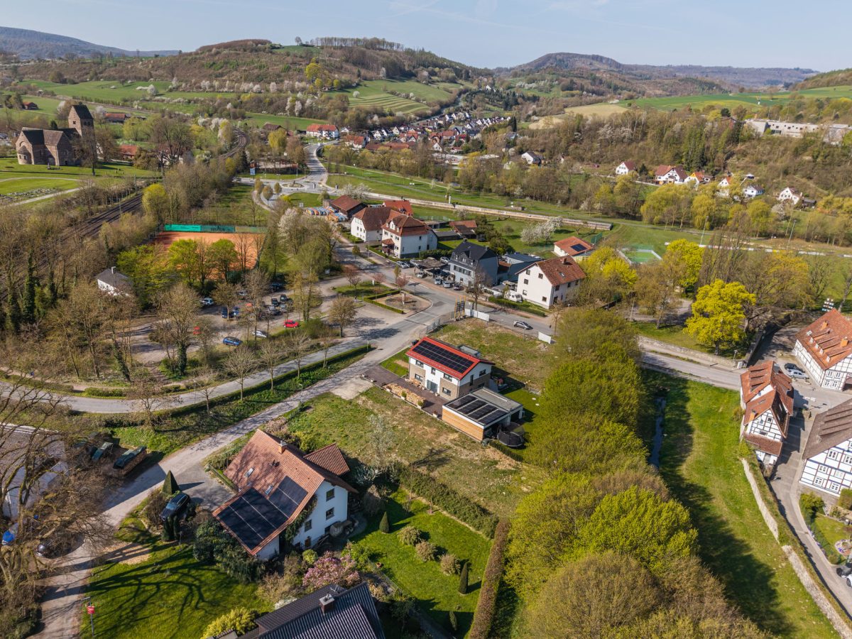 Immobilienangebot - Lügde - Grundstücke - Großzügiges Grundstück mit flexiblen Bebauungsmöglichkeiten in gewachsener Umgebung
