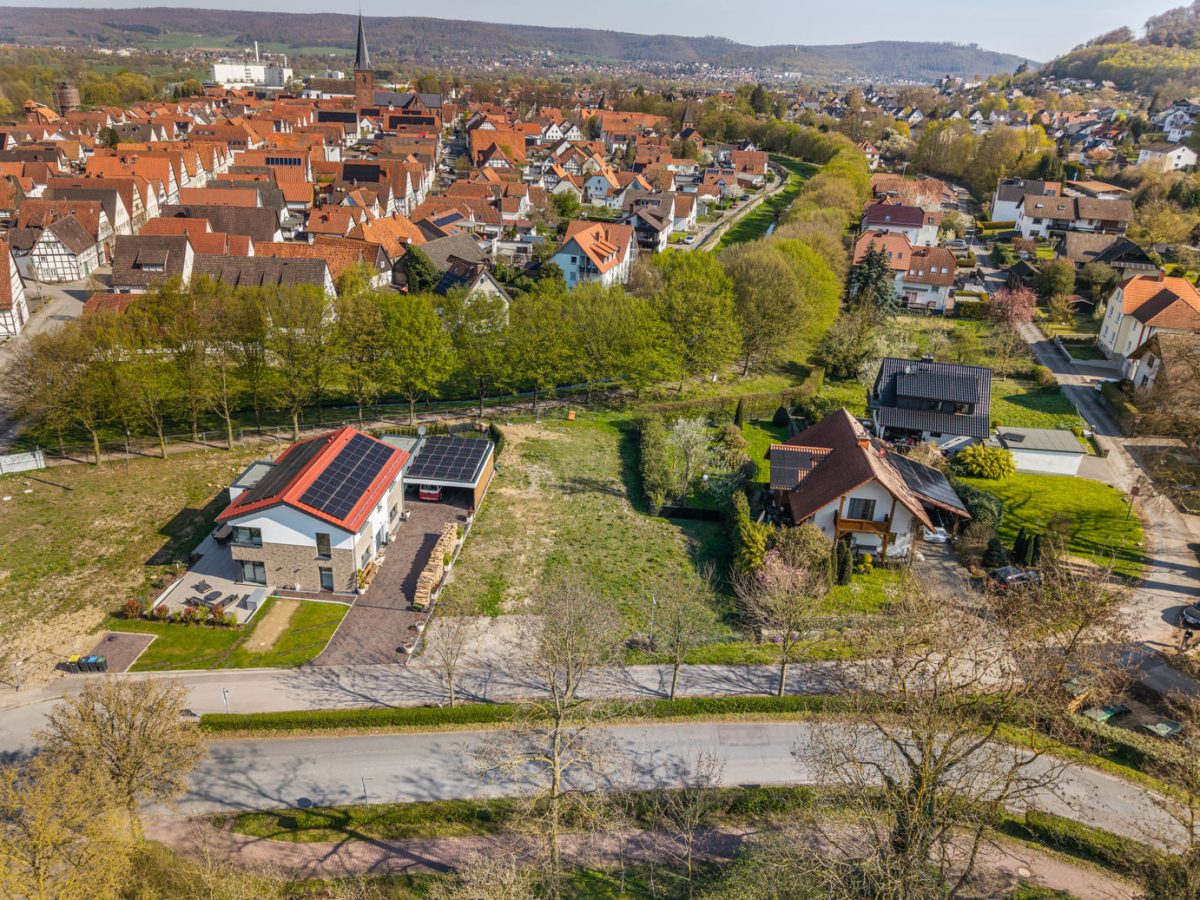 Immobilienangebot - Lügde - Grundstücke - Großzügiges Grundstück mit flexiblen Bebauungsmöglichkeiten in gewachsener Umgebung