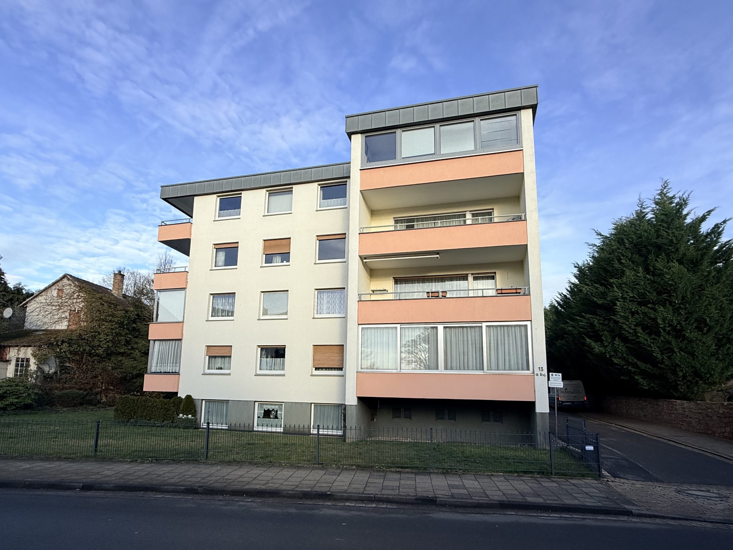 Immobilienangebot - Bad Pyrmont - Alle - Innenstadtnah wohnen mit Blick ins Grüne: 2,5 Zimmer mit Wintergarten!