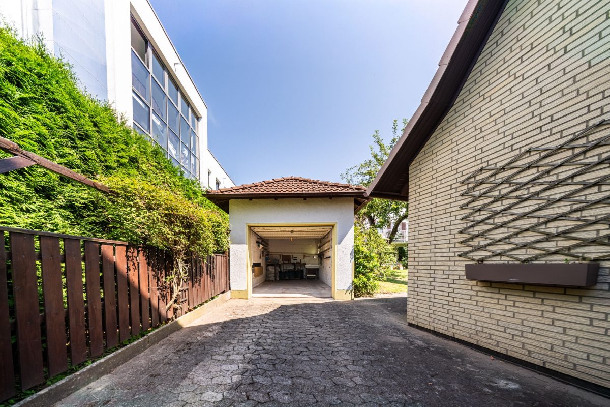Immobilienangebot - Bad Pyrmont - Alle - Versteckt in zweiter Reihe: Freistehendes Einfamilienhaus mit tollem Garten!