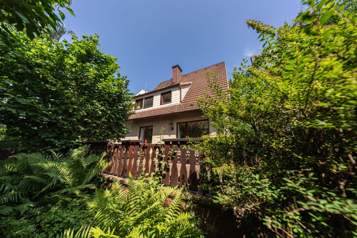 Immobilienangebot - Bad Pyrmont - Alle - Versteckt in zweiter Reihe: Freistehendes Einfamilienhaus mit tollem Garten!