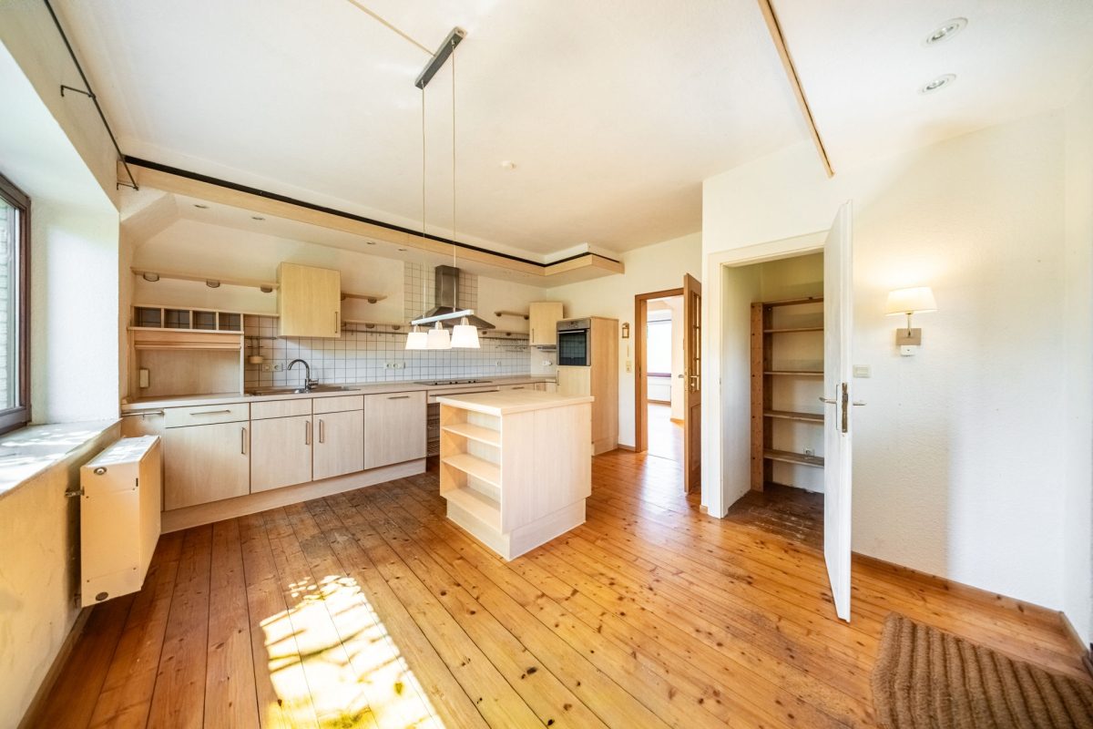 Immobilienangebot - Bad Pyrmont - Alle - Versteckt in zweiter Reihe: Freistehendes Einfamilienhaus mit tollem Garten!