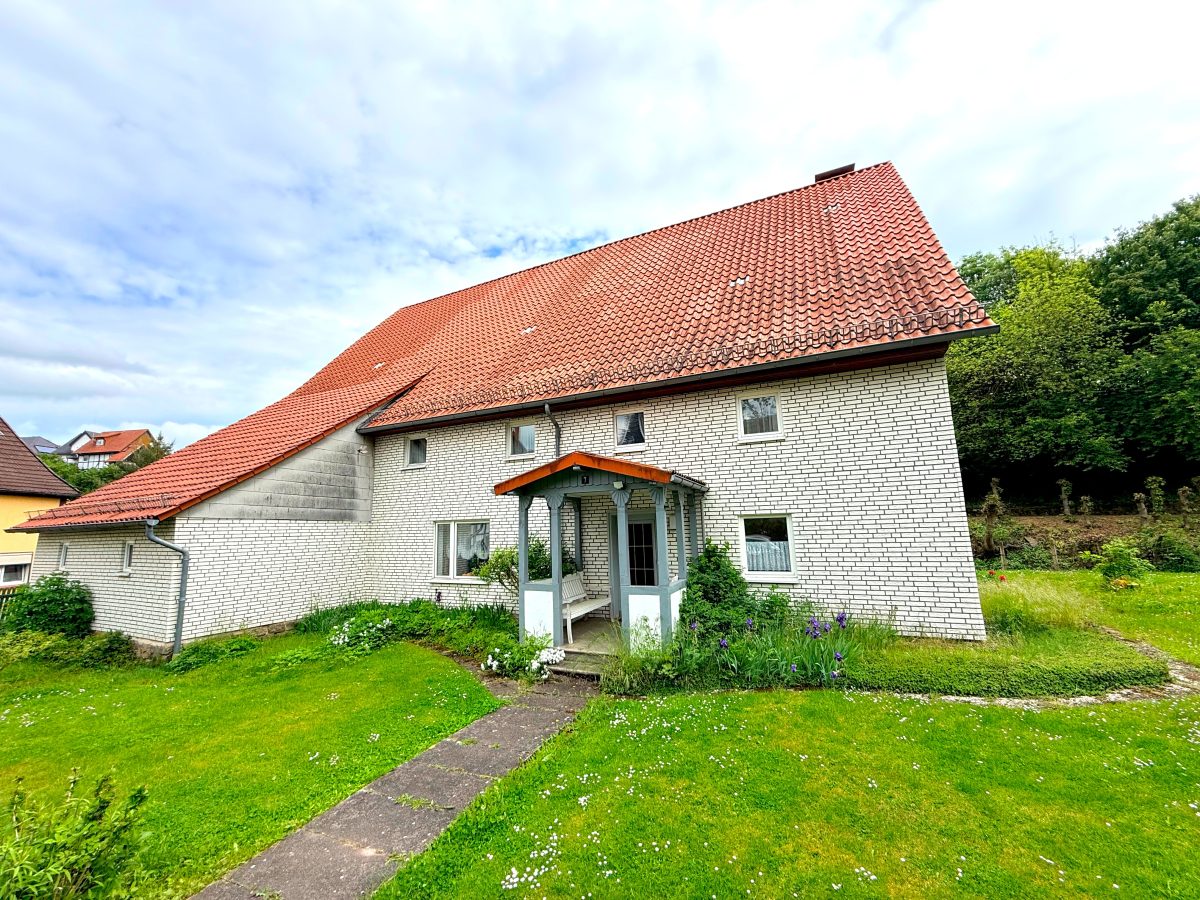 Immobilienangebot - Lügde - Alle - Für Handwerker ein echtes Juwel: Wohnhaus mit 1.011 m² Grundstück, Bachlauf und großer Scheune
