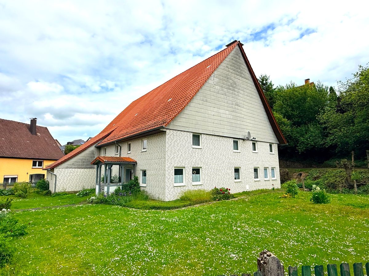 Immobilienangebot - Lügde - Alle - Für Handwerker ein echtes Juwel: Wohnhaus mit 1.011 m² Grundstück, Bachlauf und großer Scheune