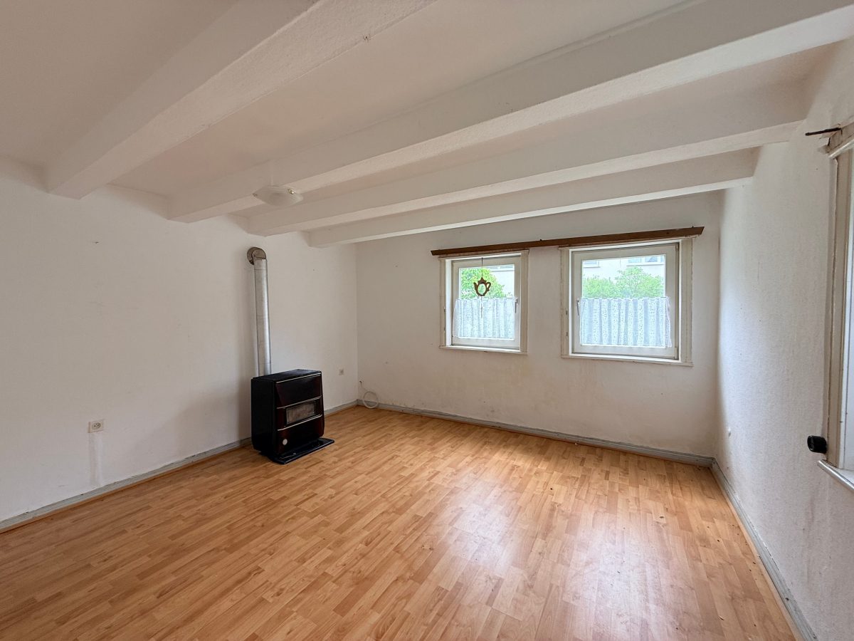 Immobilienangebot - Lügde - Alle - Für Handwerker ein echtes Juwel: Wohnhaus mit 1.011 m² Grundstück, Bachlauf und großer Scheune