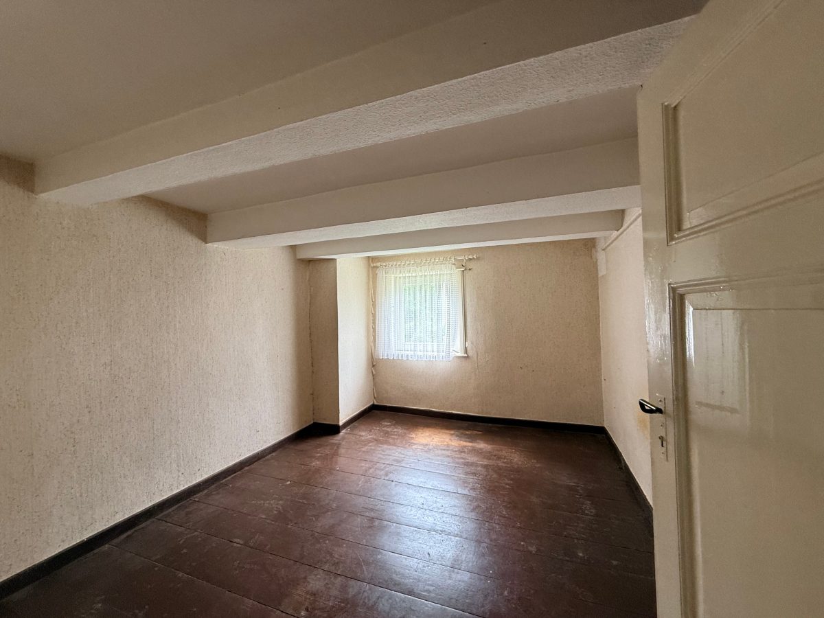 Immobilienangebot - Lügde - Alle - Für Handwerker ein echtes Juwel: Wohnhaus mit 1.011 m² Grundstück, Bachlauf und großer Scheune