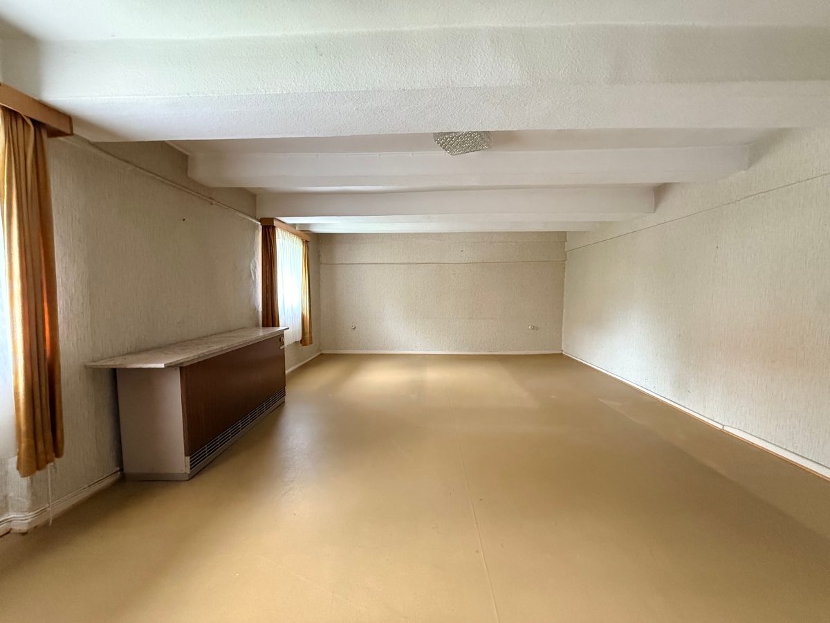 Immobilienangebot - Lügde - Alle - Für Handwerker ein echtes Juwel: Wohnhaus mit 1.011 m² Grundstück, Bachlauf und großer Scheune