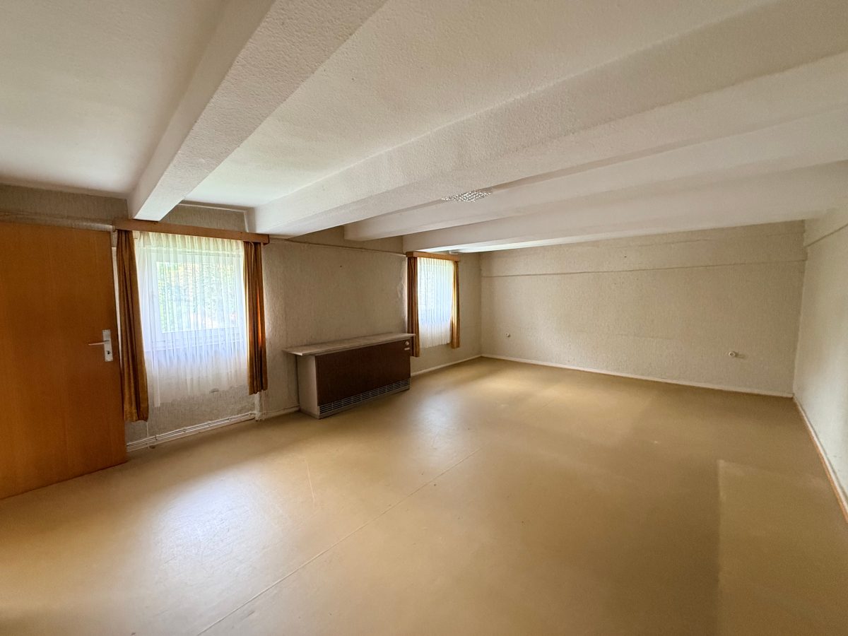 Immobilienangebot - Lügde - Alle - Für Handwerker ein echtes Juwel: Wohnhaus mit 1.011 m² Grundstück, Bachlauf und großer Scheune
