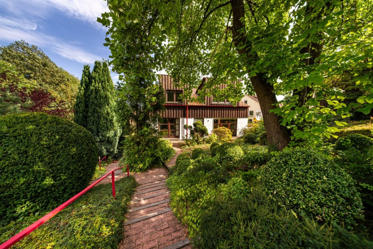 Immobilienangebot - Bad Pyrmont - Alle - Das letzte Haus vorm Wald: Architektenhaus mit wunderschönem Weitblick!
